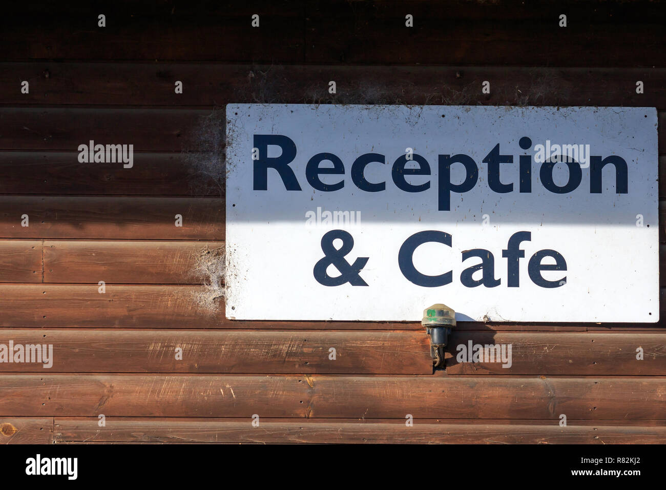 Sunlit Rezeption und Cafe Zeichen mit Schatten Stockfoto