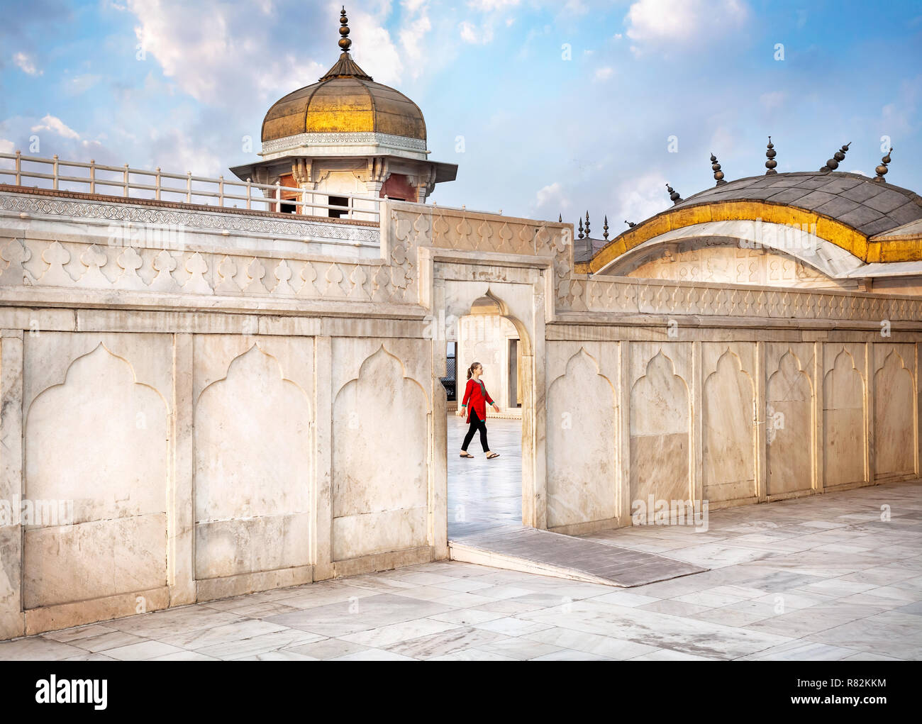 Frau in Rot wandern in Agra Fort im Blue Sky in Indien Stockfoto