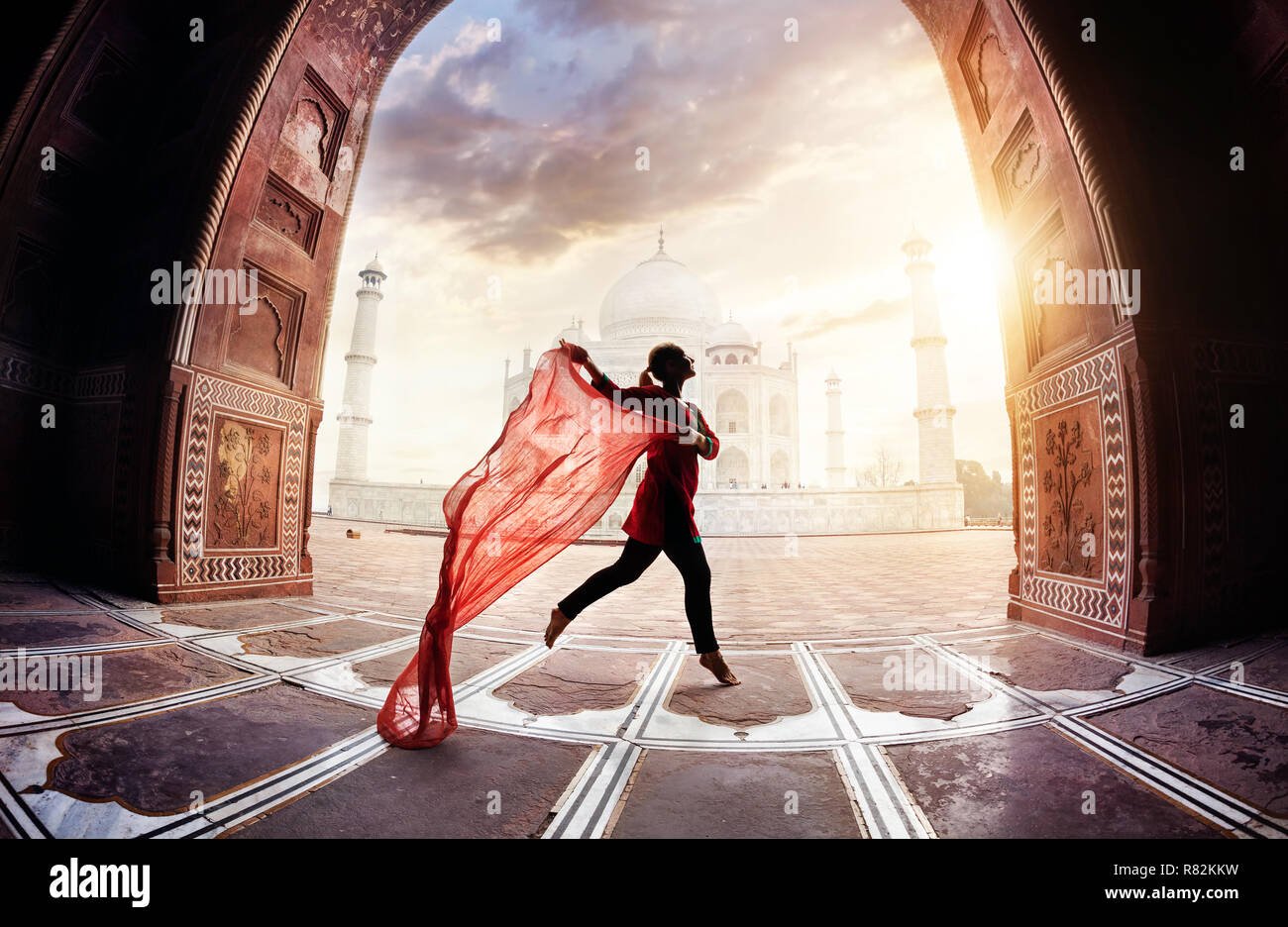 Frau mit roten Schal tanzen in der Nähe des Taj Mahal in Agra, Uttar Pradesh, Indien Stockfoto