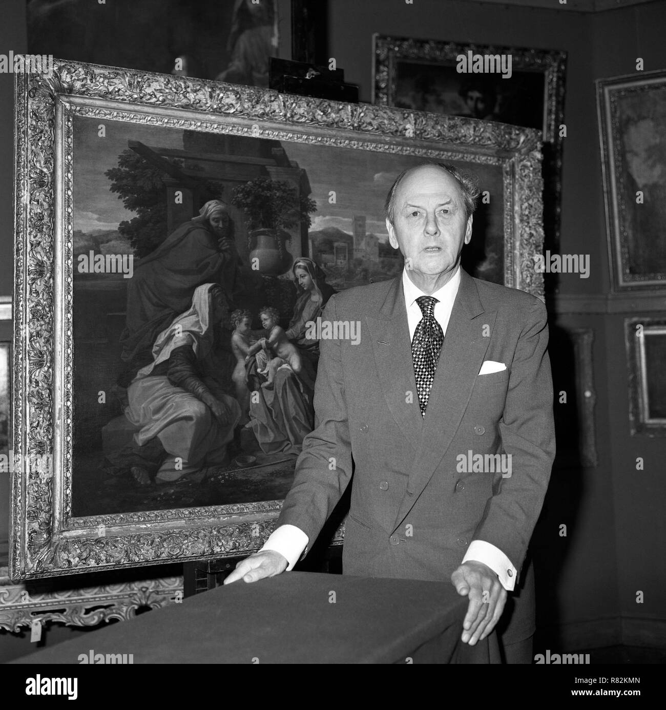 Herzog von Devonshire vor Nicolas Poussin's "Die heilige Familie", die Christie's durch die Treuhänder der Chatsworth Siedlung zu versteigern, eingewiesen worden. Die Malerei, die in der Devonshire Sammlung seit 1761 gewesen ist, wird verkauft, um die laufenden Kosten auf dem Anwesen von Chatsworth zu erfüllen. Stockfoto