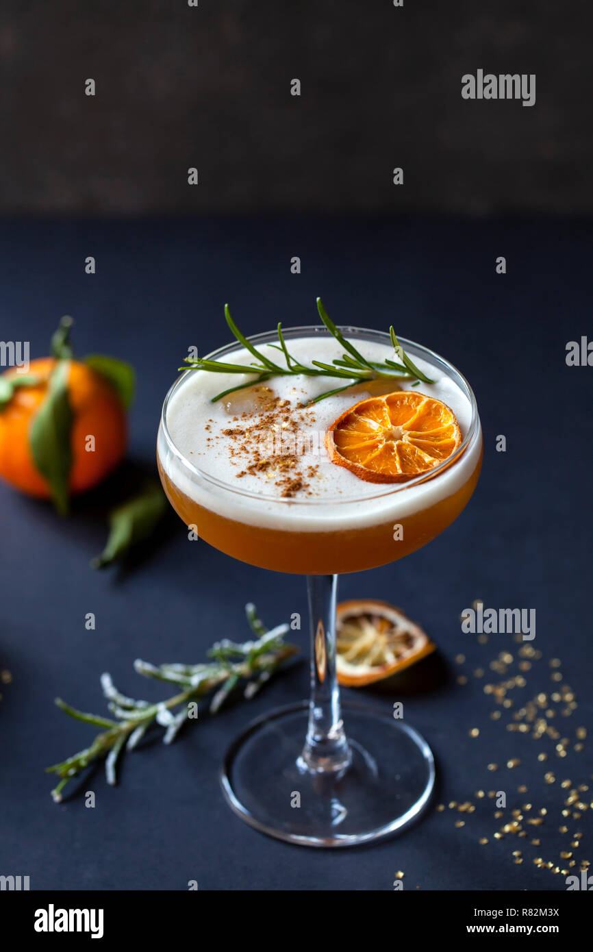 Weihnachten cocktail Amaretto sour mit trockener Clementine und Rosmarin Stockfoto