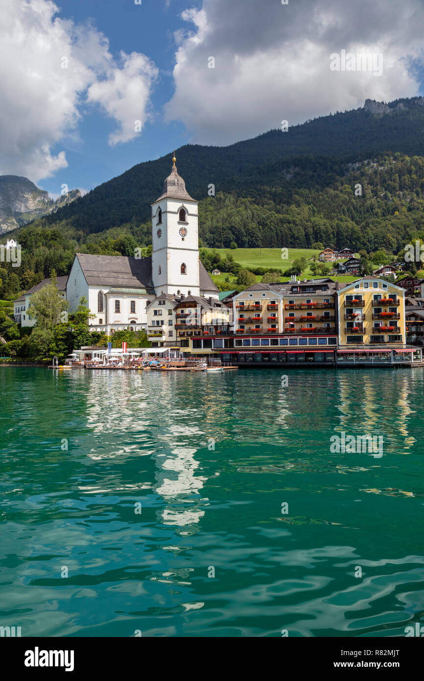 Kirche St. Wolfgang und das White Horse Inn vom See, St. Wolfgang im Salzkammergut, Österreich Stockfoto