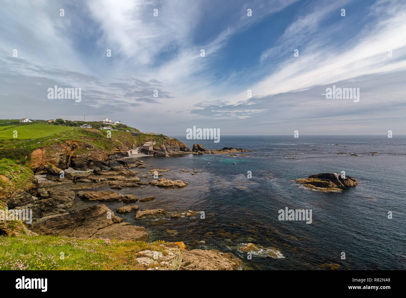 Die felsige, zerklüftete Küste und schattigen Stränden von Cornwall in England. Stockfoto