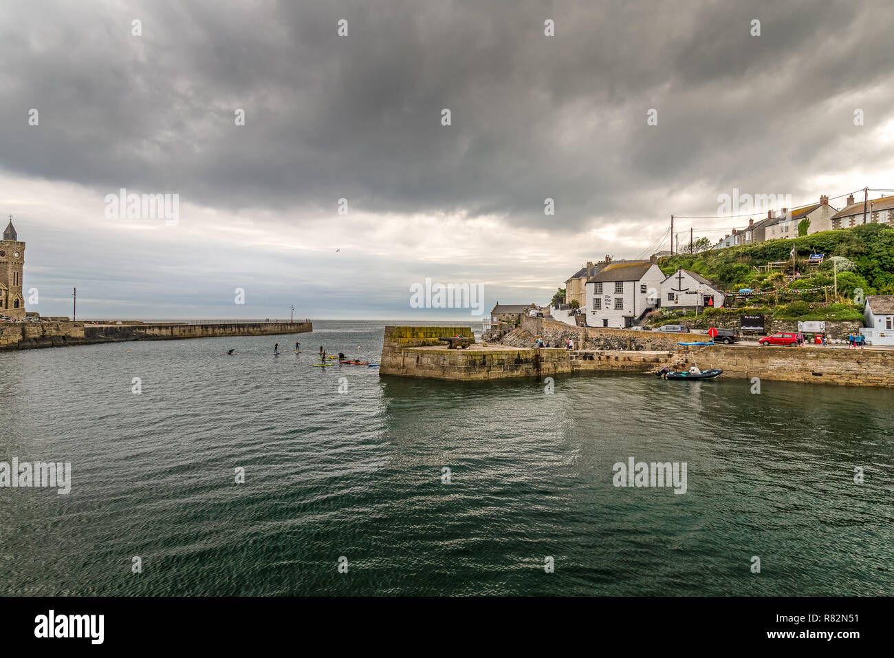 Der Hafen Wänden in Camborne, Cornwall, England, mit dem Ship Inn auf der rechten Seite. Stockfoto