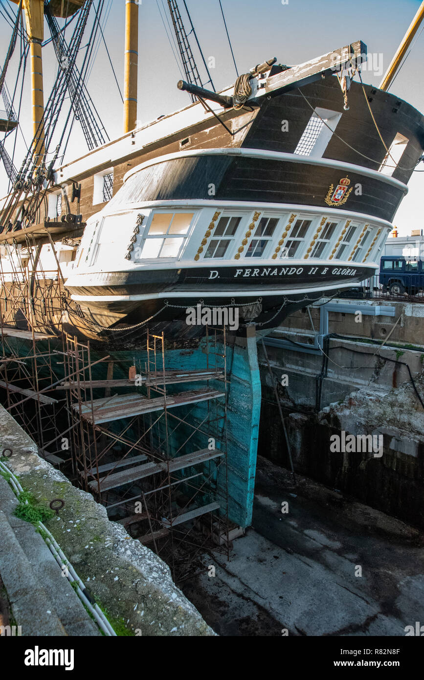 Lissabon, Portugal. Vom 8. Dezember 2018. Die D. Fernando II und Gloria portugiesisches Schiff repariert im Trockendock, das Schiff ist ein Museum der alten Schiffe fr Stockfoto