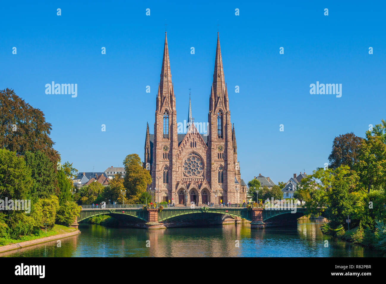 Blick auf die historische Kirche von Saint Paul mit der Ill in Straßburg, Elsass, Frankreich Stockfoto