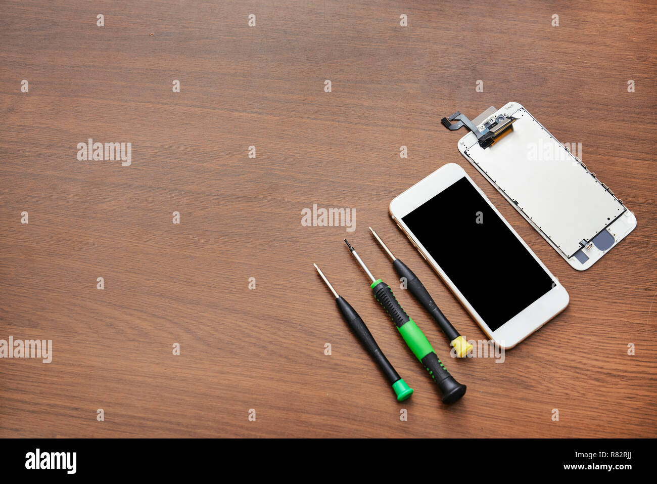 Smartphone mit Repair Tool defekt Stockfoto