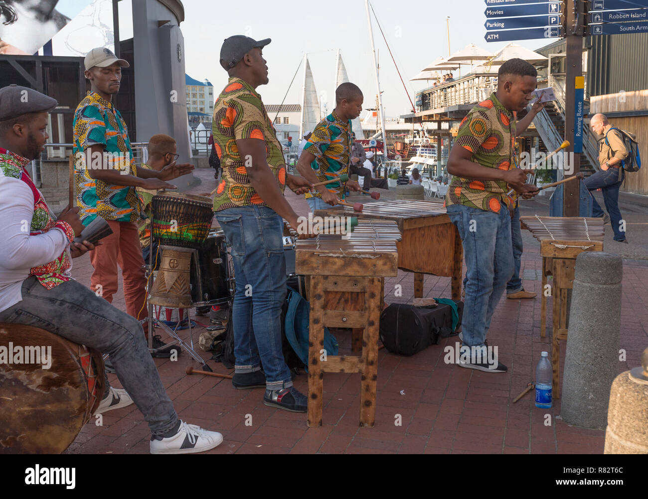 Marimba Band als Straßenkünstler und in Afrikanischen lebendige farbige Hemden an der V&A Waterfront in Kapstadt, Südafrika gekleidet Stockfoto