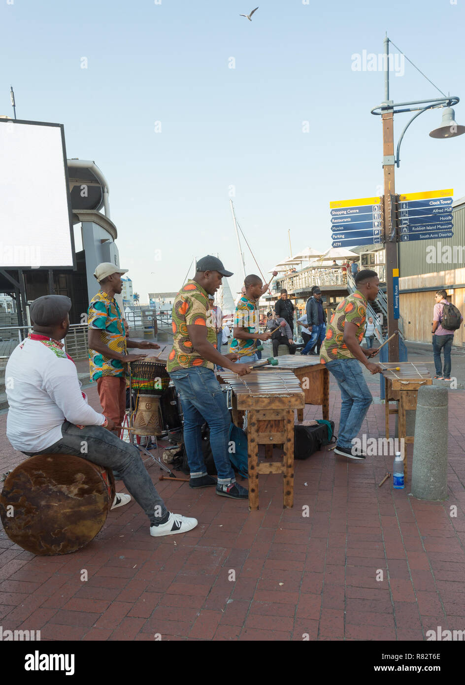 Marimba Band als Straßenkünstler und in Afrikanischen lebendige farbige Hemden an der V&A Waterfront in Kapstadt, Südafrika gekleidet Stockfoto