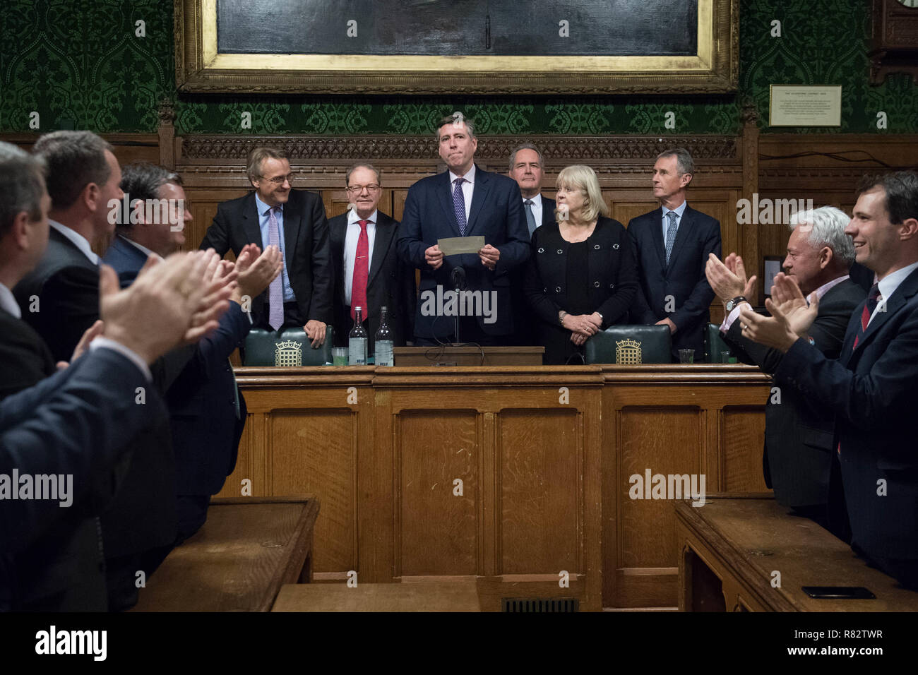 Sir Graham Brady (Mitte), Vorsitzende des Ausschusses 1922, verkündet, daß Theresa May überlebt hat ein Versuch von Tory MPs ihr als Parteichef mit einem misstrauensantrag an den Häusern des Parlaments in London zu verdrängen. Stockfoto