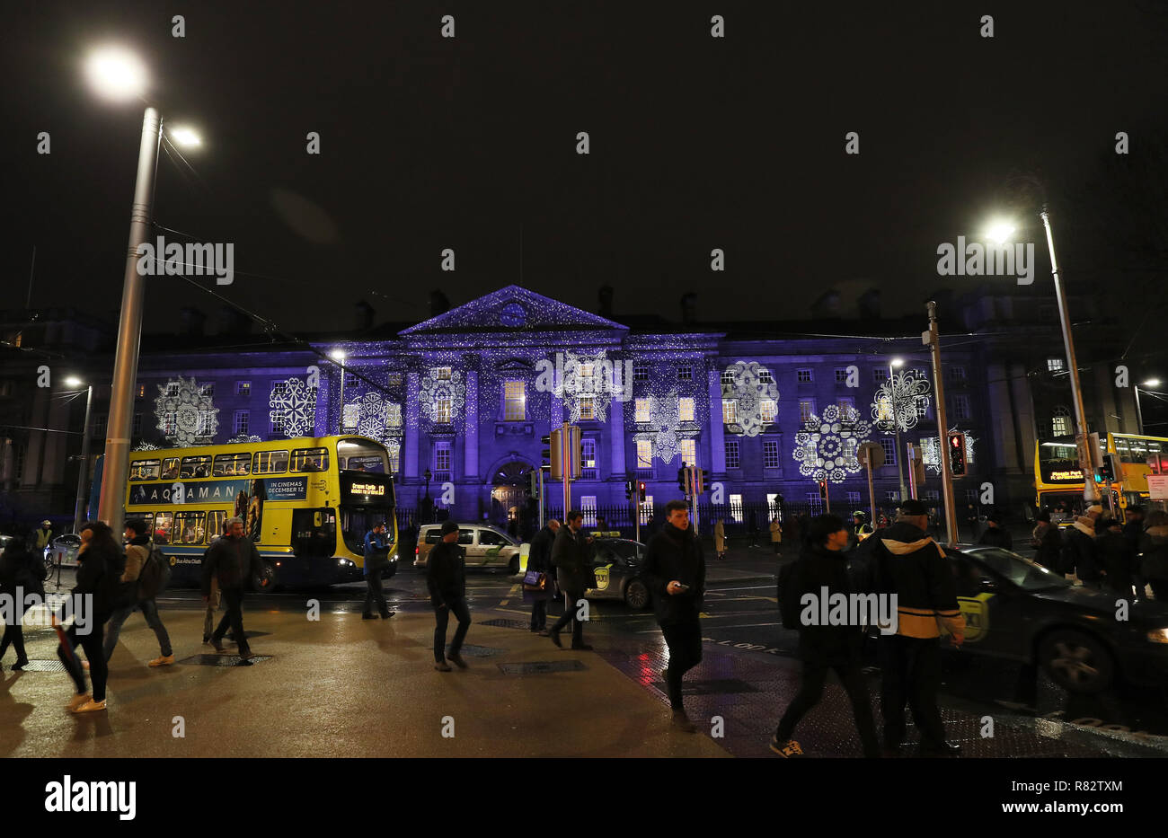 Das Trinity College, das als Teil des ÔWinter Lights Dublin City' des stadtrats von Dublin beleuchtet wird, bietet dreizehn ikonische Stätten, die 31 Nächte lang mit maßgeschneiderten Projektionen beleuchtet und animiert werden. Stockfoto