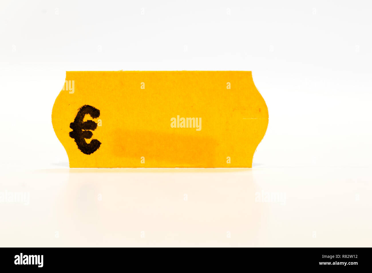 Bunte Papieraufkleber preis Etikett mit dem Euro Symbol auf weißem Hintergrund. Stockfoto