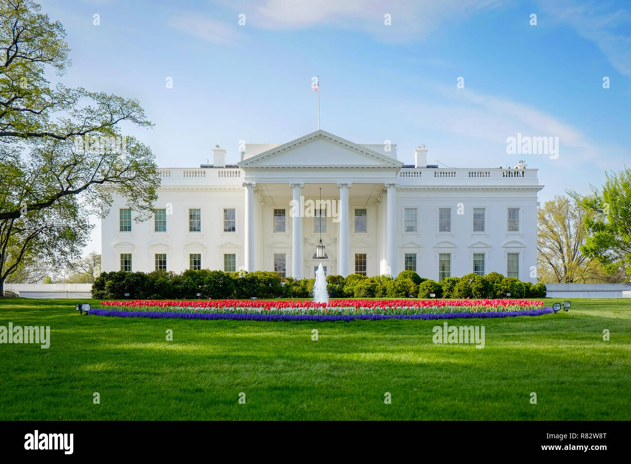 Blick auf das Weiße Haus in Washington, DC, mit Brunnen und Blumen Garten vor Stockfoto