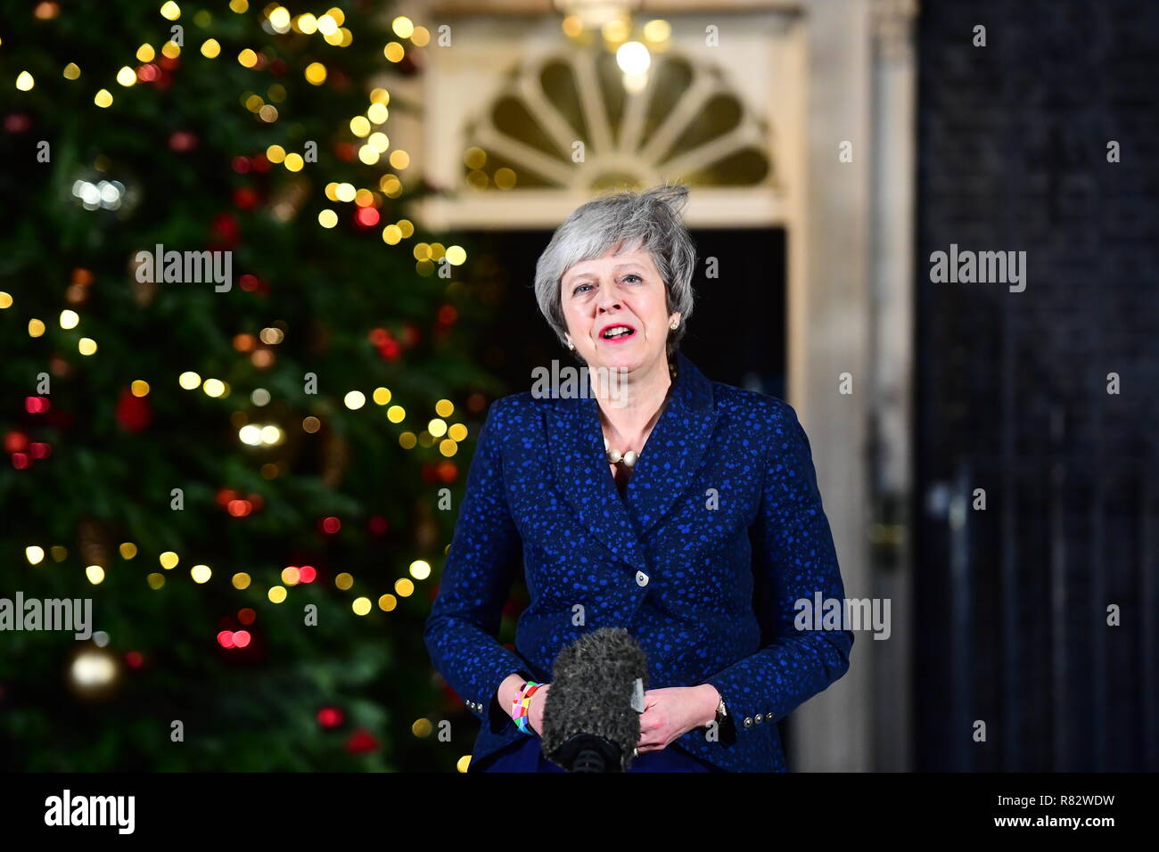 Premierminister Theresa May macht eine Aussage in Downing Street 10, London, nachdem sie ein Versuch von Tory MPs ihr mit einem Misstrauensvotum zu stürzen überlebt. Stockfoto