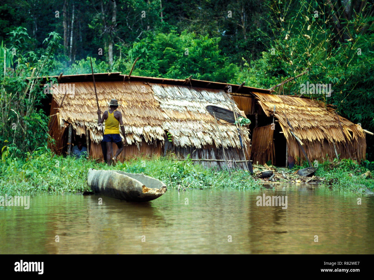 Eine Asmat Jagdschloss im fernen Sümpfen auf der südlichen Seite von Irian Jaya ein Bereich, der als einer der remote in der Welt anerkannt ist. Derzeit ist diese Region unter Drohung von eine Welt Projekt Bank, der gerade in Bewegung ist, in der Tausende von Menschen aus dem dicht besiedelten zentralen Inseln von Indonesien in abgelegenen Regionen. Dabei handelt es sich letztendlich die Zerstörung des Regenwaldes und die Erzwungene Entfernung von tribalen Völkern. Stockfoto