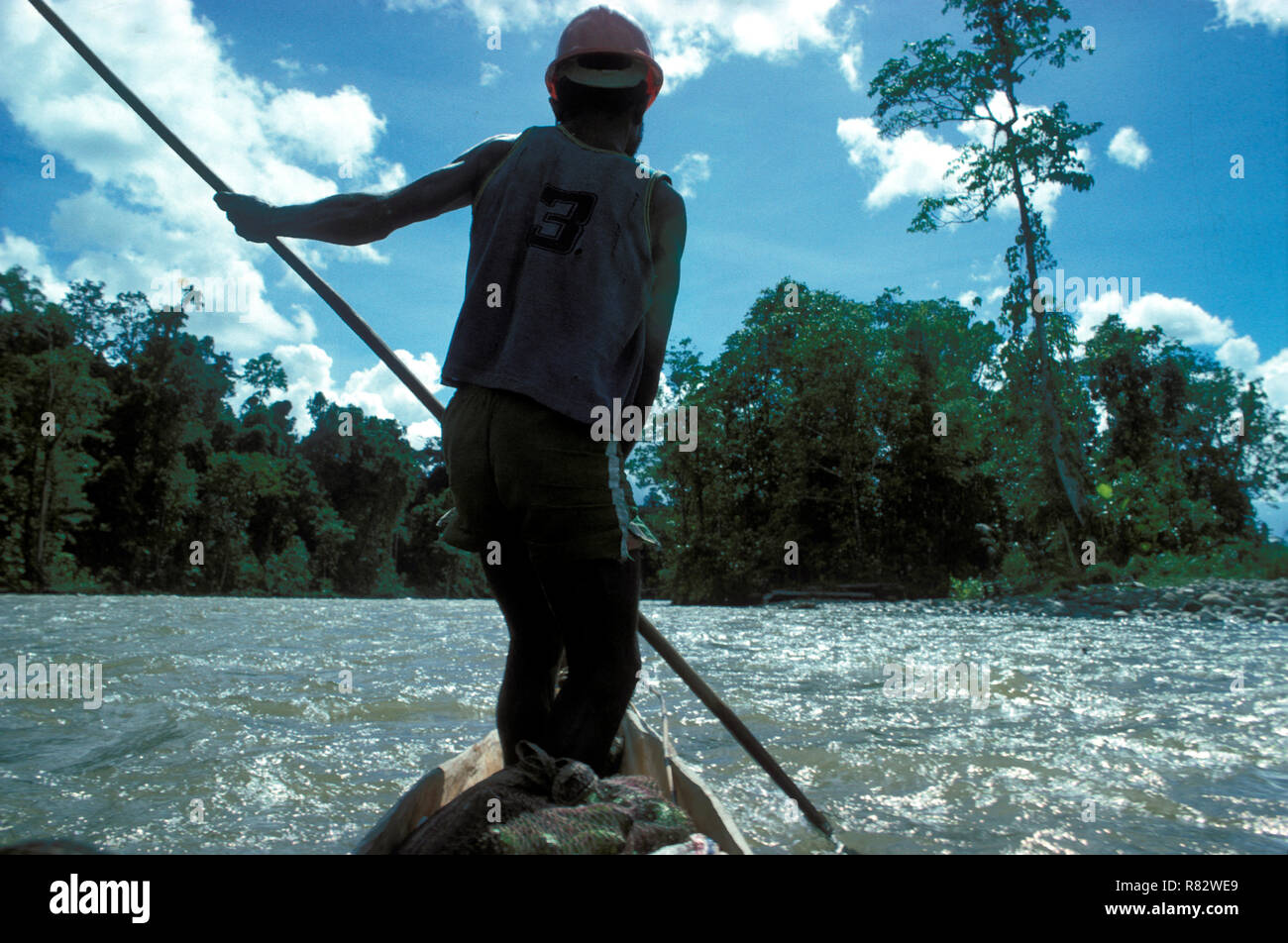 Navigieren in einem Wald Fluss in der Asmat Region West Papua. Stockfoto