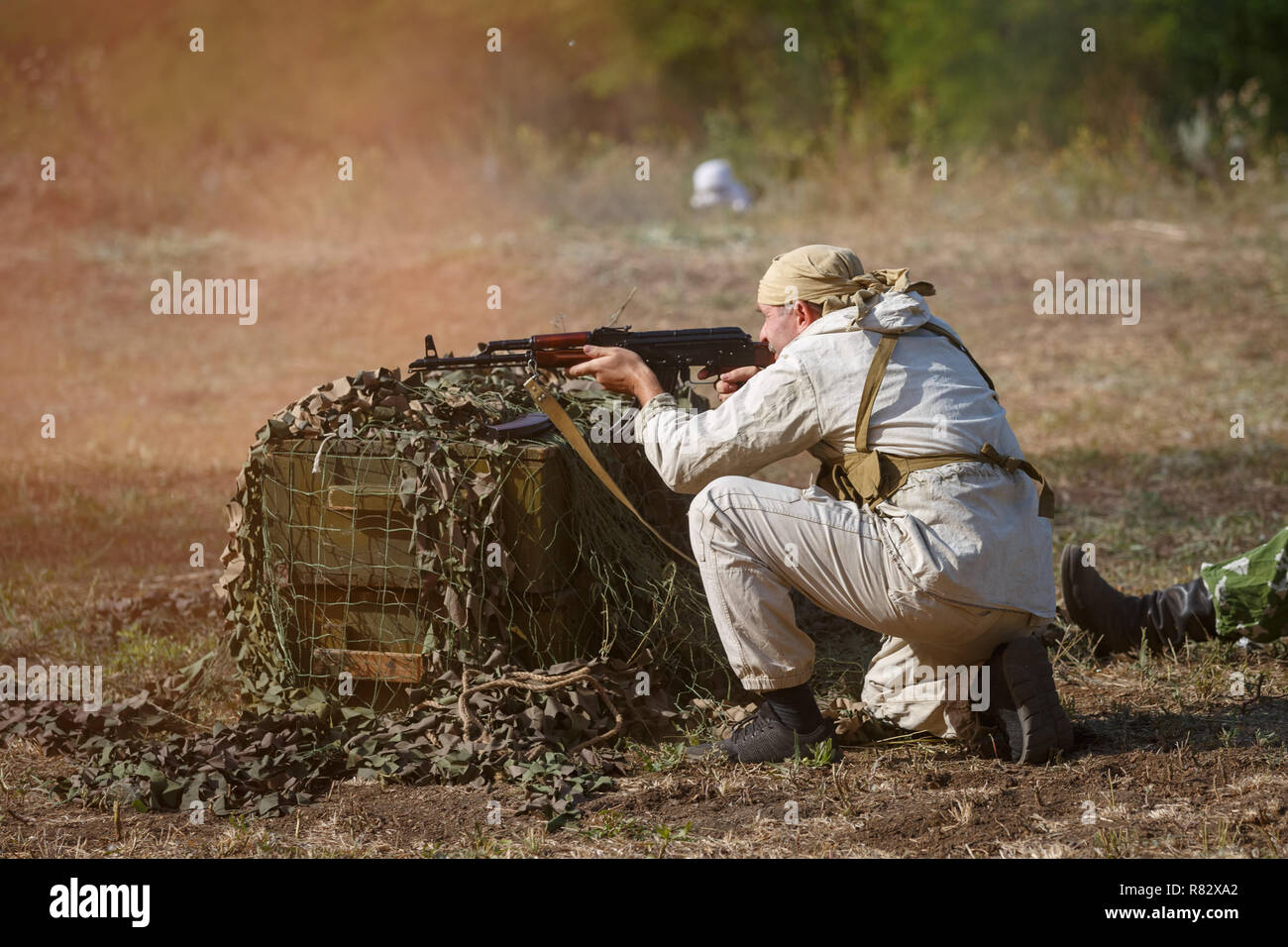 Sowjetischen Soldaten schießt aus ein Kalaschnikow-sturmgewehr Stockfoto