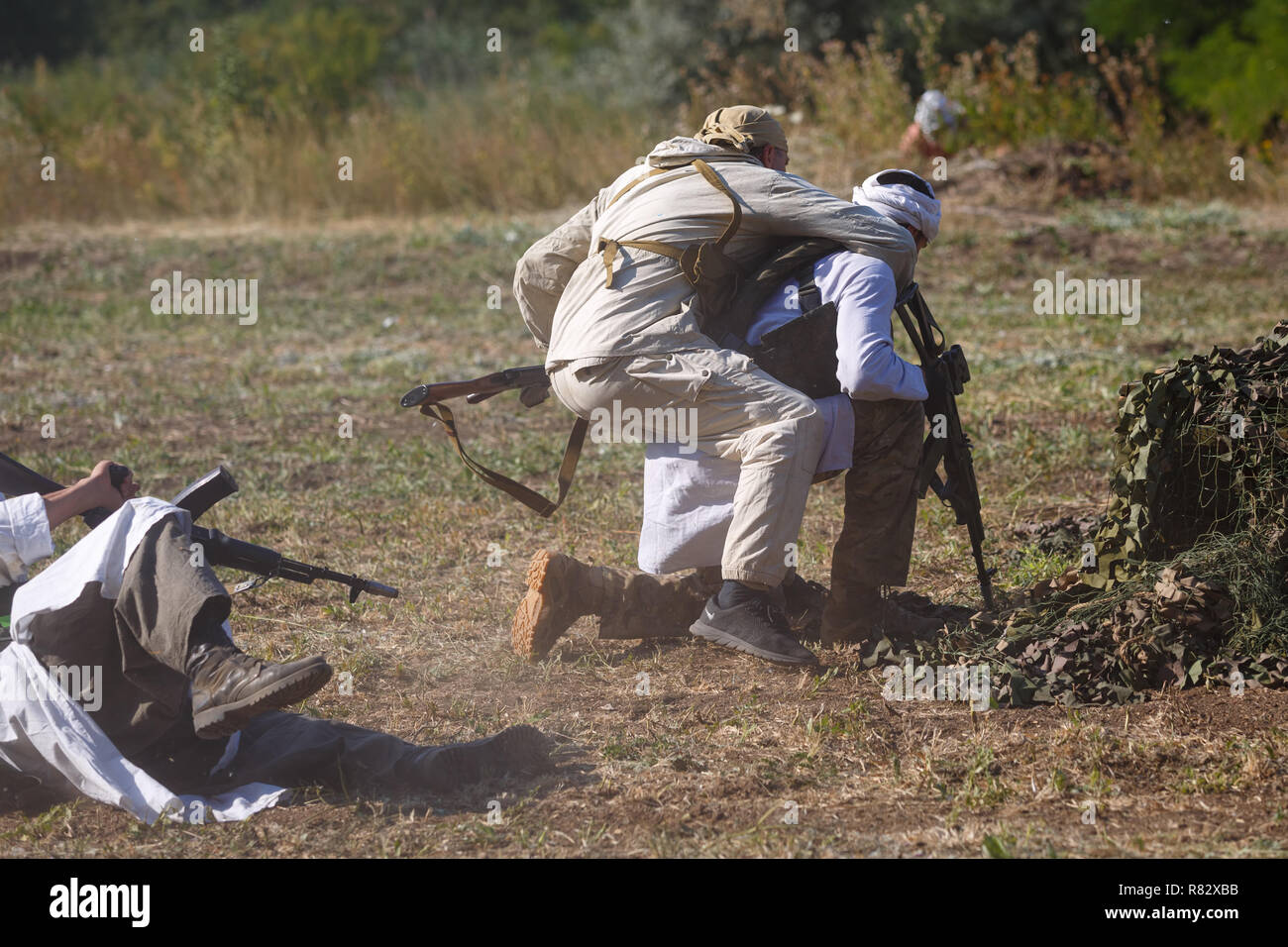 Sowjetischen Soldaten Angriffen mojahed von hinten Stockfoto