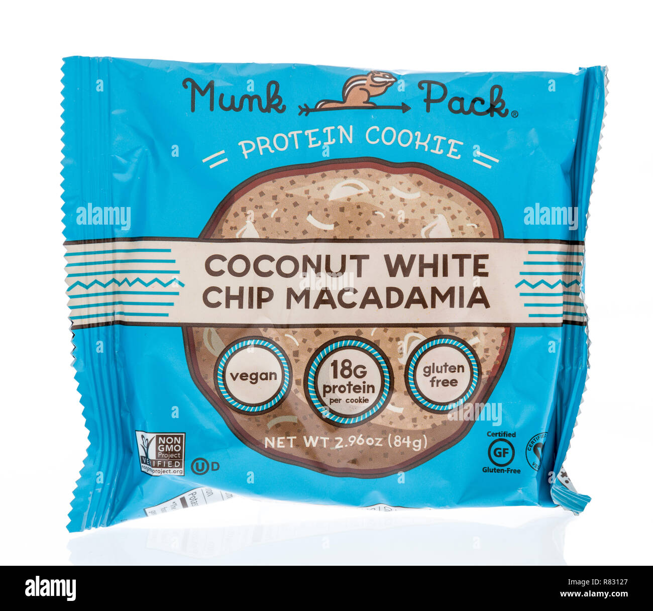 Winneconne, WI - 8. Dezember 2018: ein Paket von Munk Pack protein Cookie in Coconut white Chip macadamia Geschmack auf einem isolierten Hintergrund. Stockfoto