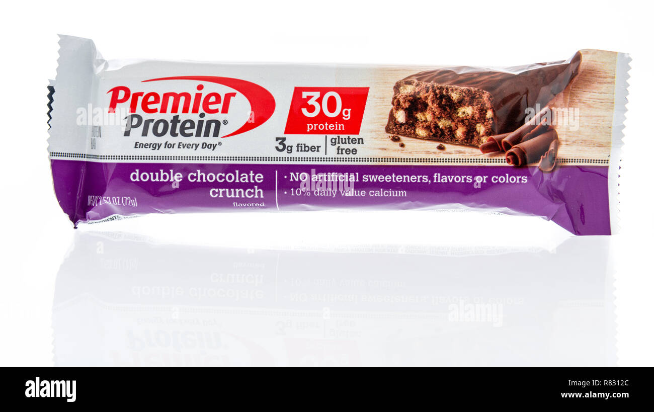 Winneconne, WI - 8. Dezember 2018: ein Paket von Premier Protein Bar im Double Chocolate crunch Geschmack auf einem isolierten Hintergrund. Stockfoto