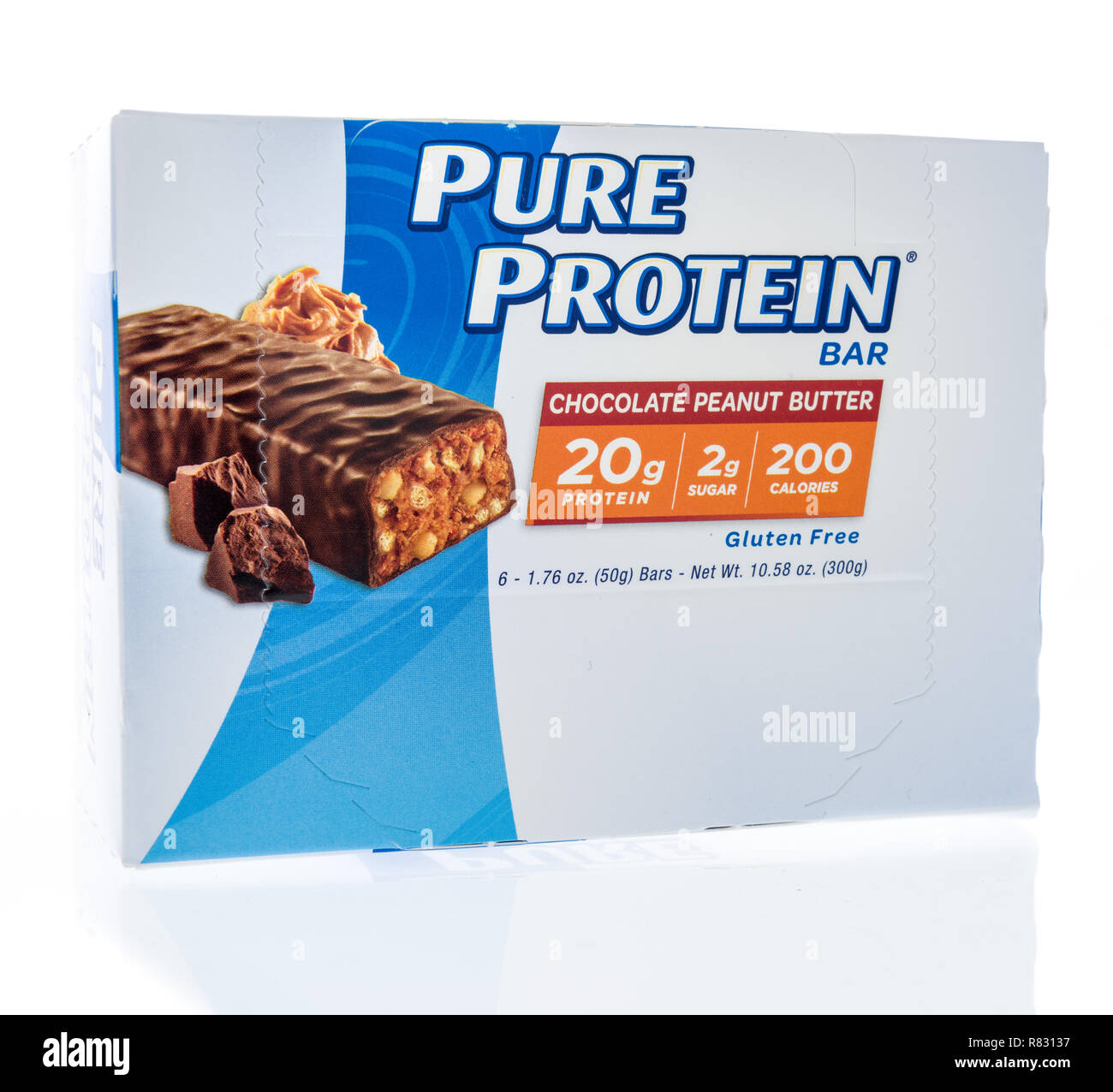Winneconne, WI - 10. Dezember 2018: ein Paket von Pure Protein Bar auf einem isolierten Hintergrund. Stockfoto