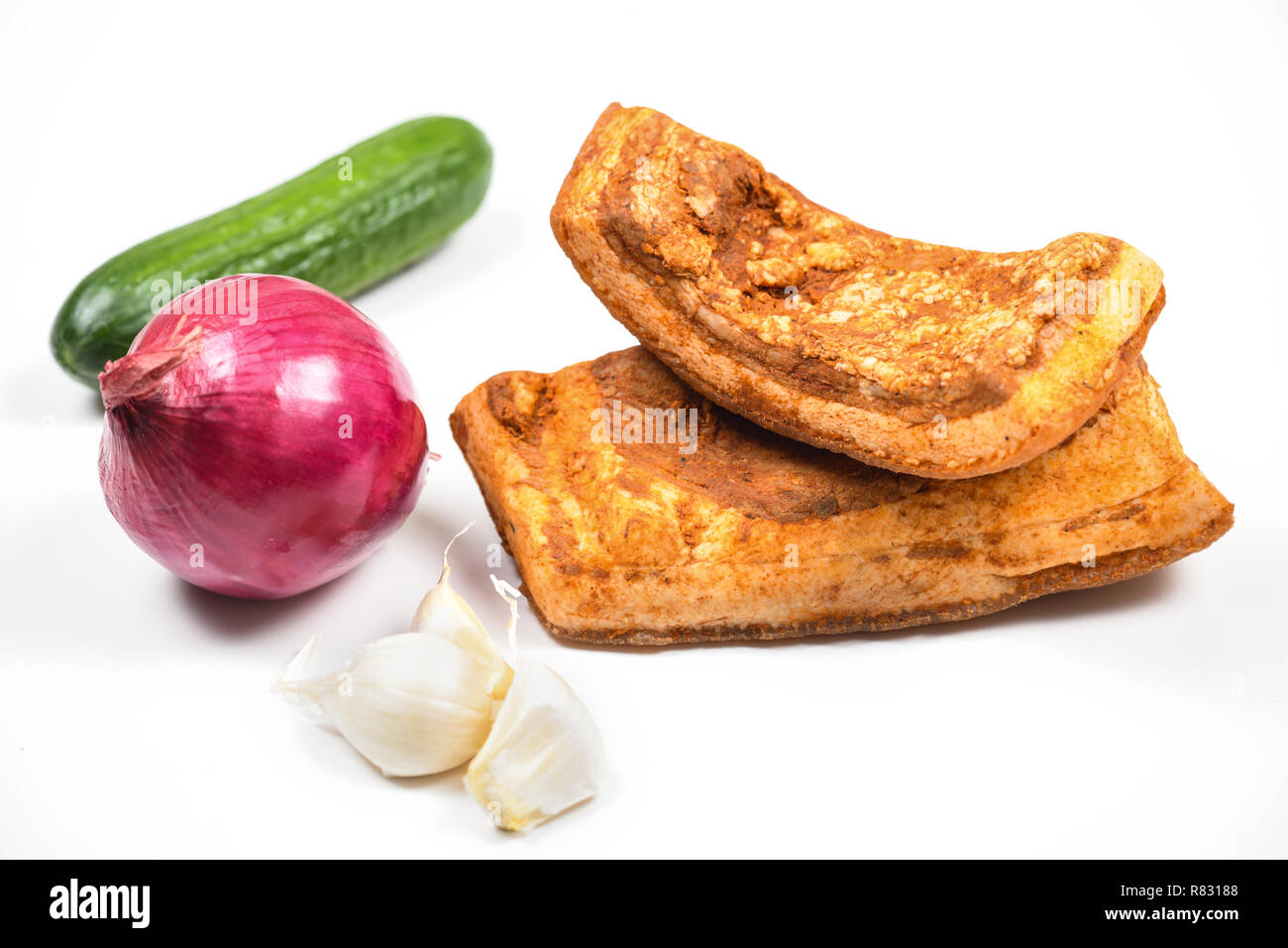 Gruppe von zwei Stücke der traditionellen Osteuropäischen geräuchertes Schweinefleisch Speck Fleischgerichte - Pancetta (SLANINA), Schinken (Prsut), würzige Würstchen (kulen). Stockfoto