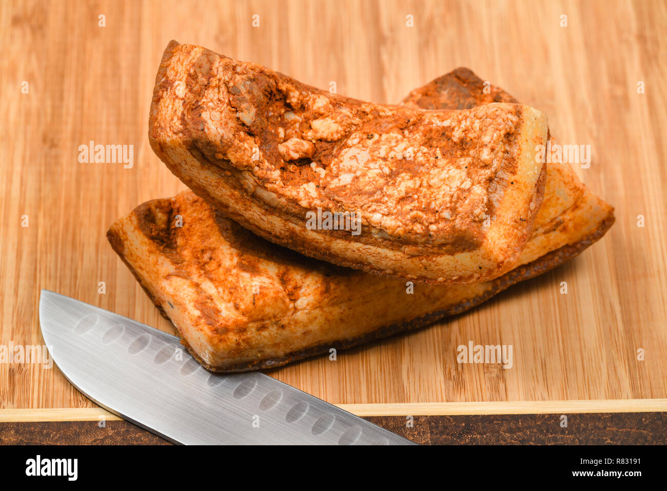 Gruppe von zwei Stücke der traditionellen Osteuropäischen geräuchertes Schweinefleisch Speck Fleischgerichte mit Stahl Messer. Stockfoto