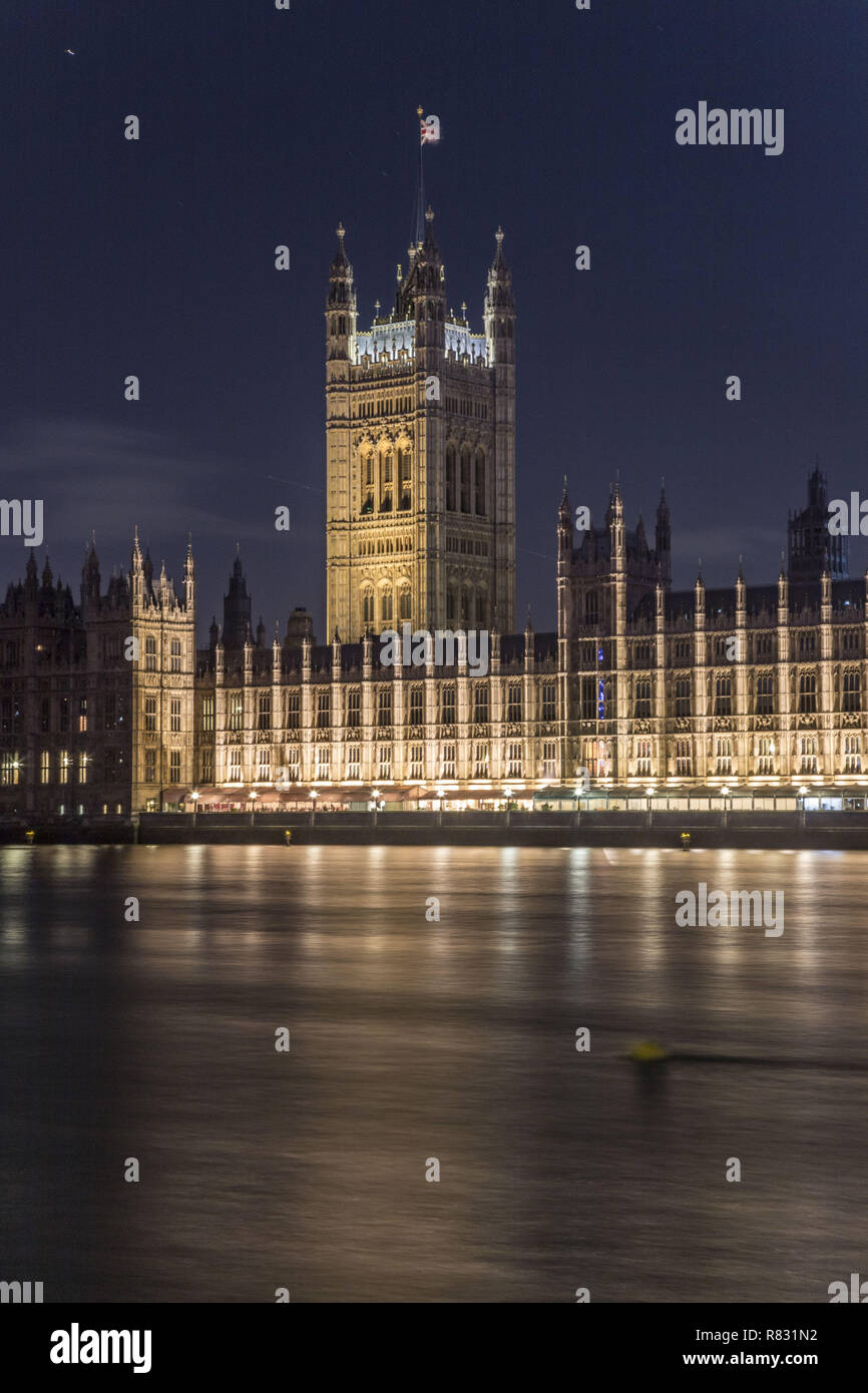 November 30, 2018 - London, Vereinigtes Königreich - Der Palast von Westminster in London gesehen in der Nacht mit Reflexion über die Themse beleuchtet, eines der Symbole der Grafschaft. . Es beherbergt die beiden Häuser des Parlaments des Vereinigten Königreichs, dem Unterhaus und Oberhaus. Die Zukunft der Beziehungen zwischen der EU und Großbritannien ist innen als Brexit Zeitraum rückt näher ausgehandelt. Dahinter ist der berühmte Westminster Abbey und vor Es ist der berühmte Westminster Bridge über die Themse und Big Ben, ist im Bau. Der Palast von Westminster ist in die UNESCO Weltkulturerbe Liste s Stockfoto