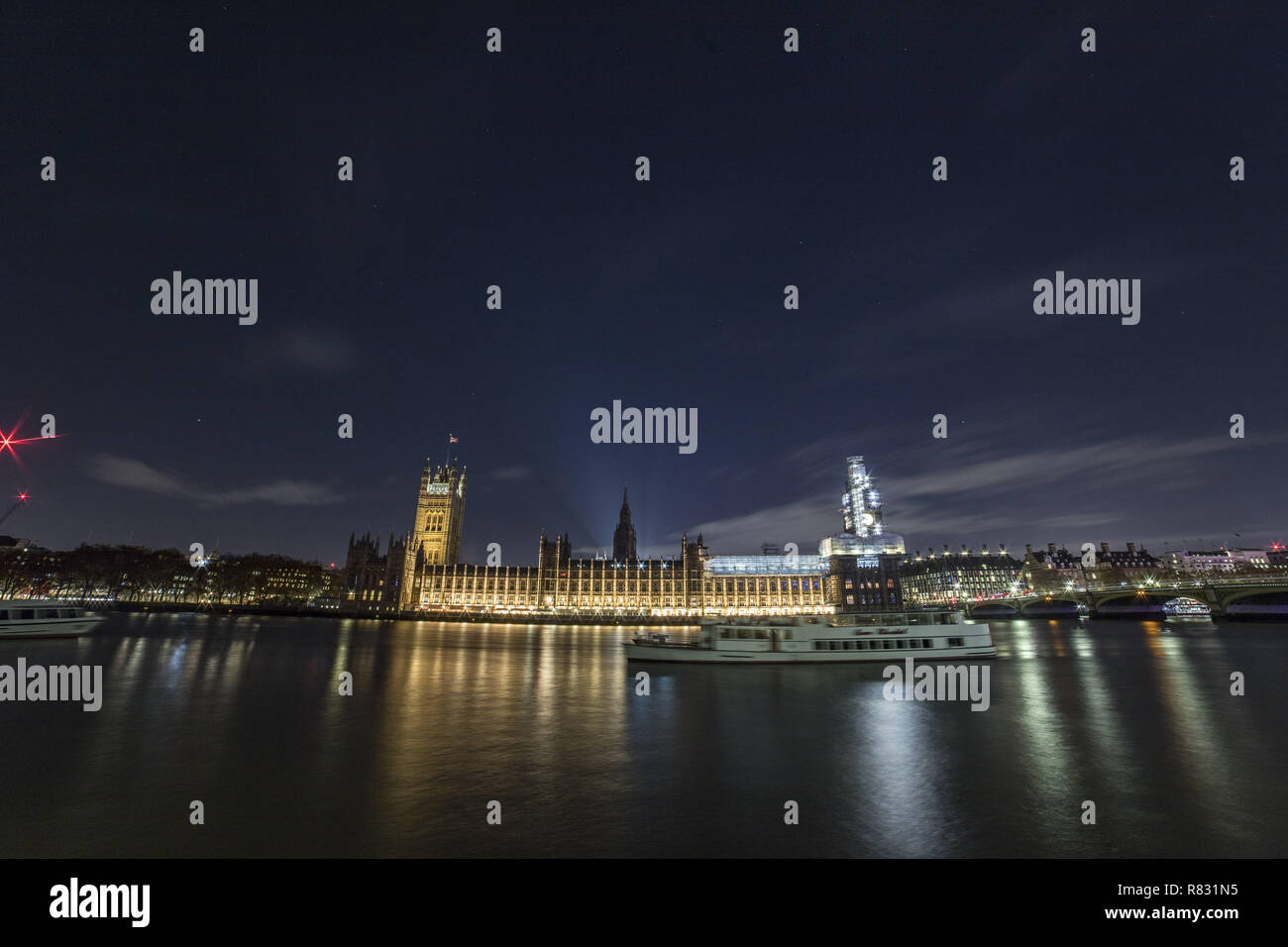 November 30, 2018 - London, Vereinigtes Königreich - Der Palast von Westminster in London gesehen in der Nacht mit Reflexion über die Themse beleuchtet, eines der Symbole der Grafschaft. . Es beherbergt die beiden Häuser des Parlaments des Vereinigten Königreichs, dem Unterhaus und Oberhaus. Die Zukunft der Beziehungen zwischen der EU und Großbritannien ist innen als Brexit Zeitraum rückt näher ausgehandelt. Dahinter ist der berühmte Westminster Abbey und vor Es ist der berühmte Westminster Bridge über die Themse und Big Ben, ist im Bau. Der Palast von Westminster ist in die UNESCO Weltkulturerbe Liste s Stockfoto