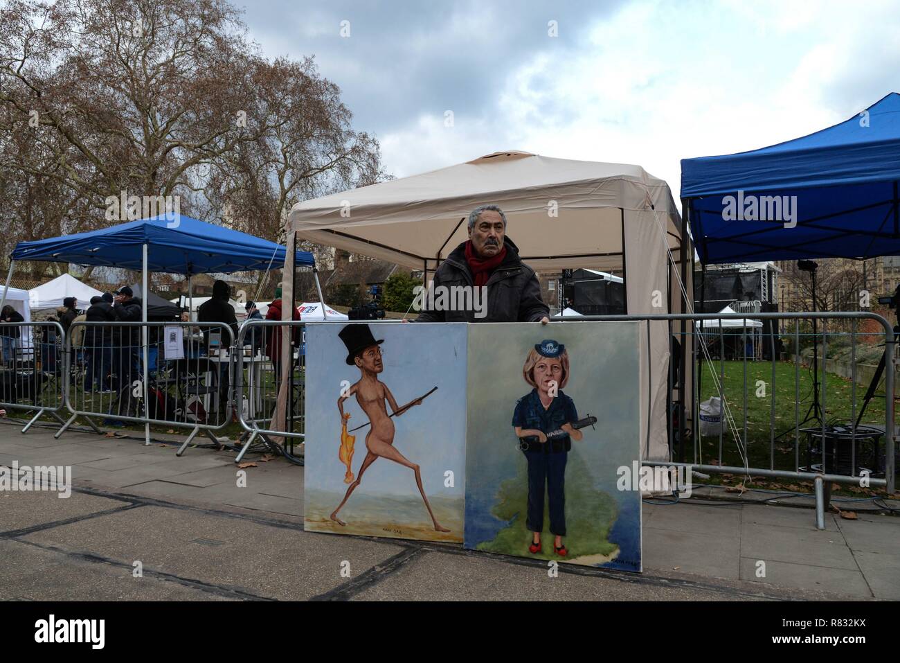 London, Großbritannien. 12. Dezember 2018: satirische Künstler Kaya Mar Posen mit einem seiner Bilder neben dem Datenträger ab, den Stift auf College Green. Credit: Claire Doherty/Alamy leben Nachrichten Stockfoto