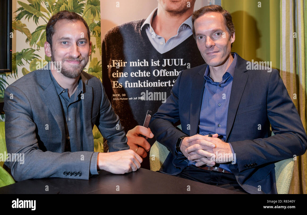 Hamburg, Deutschland. 12 Dez, 2018. James Monsees (l) und Adam Bowen,  Gründer der e-Zigarette Hersteller