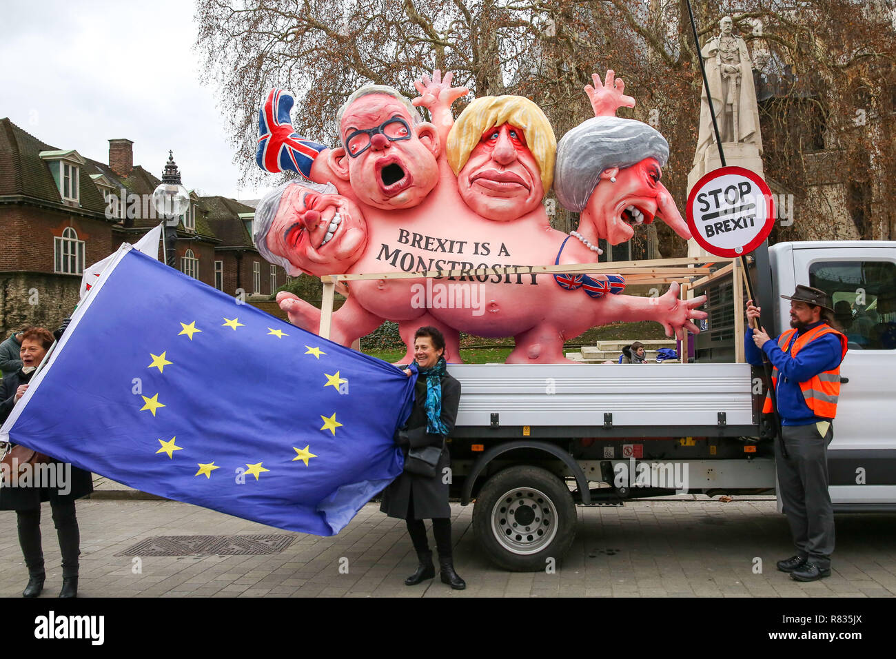 London, Großbritannien. 12 Dez, 2018. Anti-Brexit Demonstranten mit einer europäischen Flagge sind vor einer Skulptur gesehen durch ein Anti-Brexit Kampagne Gruppe, Premierminister Theresa May, ehemaliger Außenminister Boris Johnson, Umwelt Sekretär Michael Gove und ehemaligen Verlassen der Europäischen (EU) Sekretär David Davis außerhalb des Parlaments. Der britische Premierminister Theresa May eine Herausforderung zu Ihrer Führung Gesicht wird nach 48 Buchstaben Aufruf zum Wettbewerb waren an den Vorsitzenden des Ausschusses 1922 geliefert. Credit: Dinendra Haria/SOPA Images/ZUMA Draht/Alamy leben Nachrichten Stockfoto