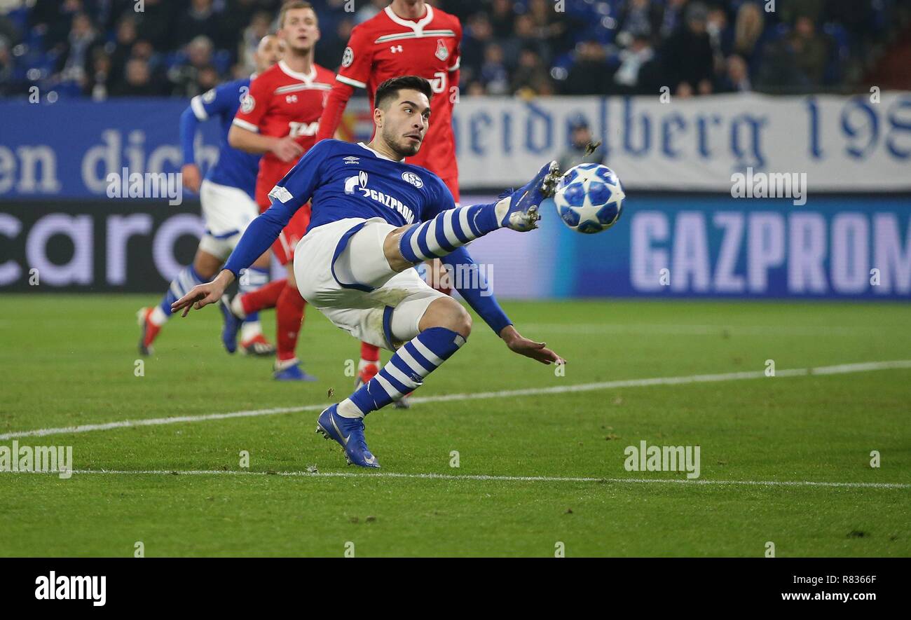 Schalke, Deutschland. 11 Dez, 2018. firo Fußball, Fußball, 11.12.2018 Champions League FC Schalke 04 - Lokomotive Moskau 1:0 Jubel Alessandro Schopf, Schöpf mit Suat Serdar auf Naldo mit yevhen Konoplyanka | Verwendung der weltweiten Kredit: dpa/Alamy leben Nachrichten Stockfoto