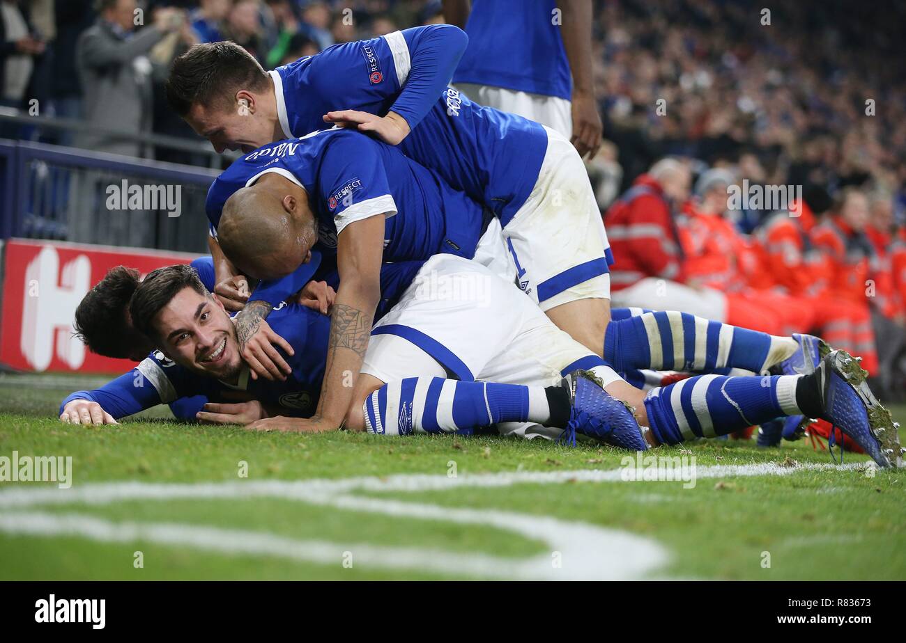 Schalke, Deutschland. 11 Dez, 2018. firo Fußball, Fußball, 11.12.2018 Champions League FC Schalke 04 - Lokomotive Moskau 1:0 Jubel Alessandro Schopf, Schöpf mit Suat Serdar auf Naldo mit yevhen Konoplyanka | Verwendung der weltweiten Kredit: dpa/Alamy leben Nachrichten Stockfoto