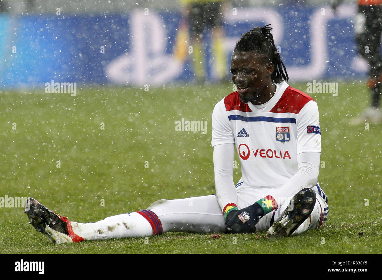 Kiew, Ukraine. 12 Dez, 2018. Bertrand Traoré von Lyon reagiert während der UEFA Champions League Gruppe F Fußballspiel zwischen Shakhtar Donetsk und Lyon an der NSK Olimpiyskyi in Kiew, Ukraine, 12. Dezember 2018. Credit: anatolii Stepanov/ZUMA Draht/Alamy leben Nachrichten Stockfoto