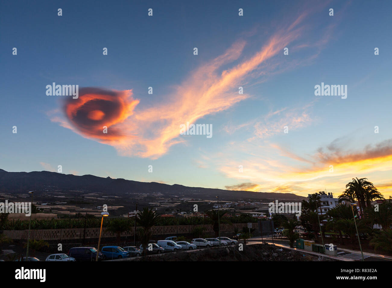 Teneriffa, Kanarische Inseln, Spanien, 13. Dezember 2018. Ungewöhnliche lenticular Wolkenbildung imitiert die klassische UFO Raumschiff Form wird auf Teneriffa in der Morgendämmerung. Stockfoto