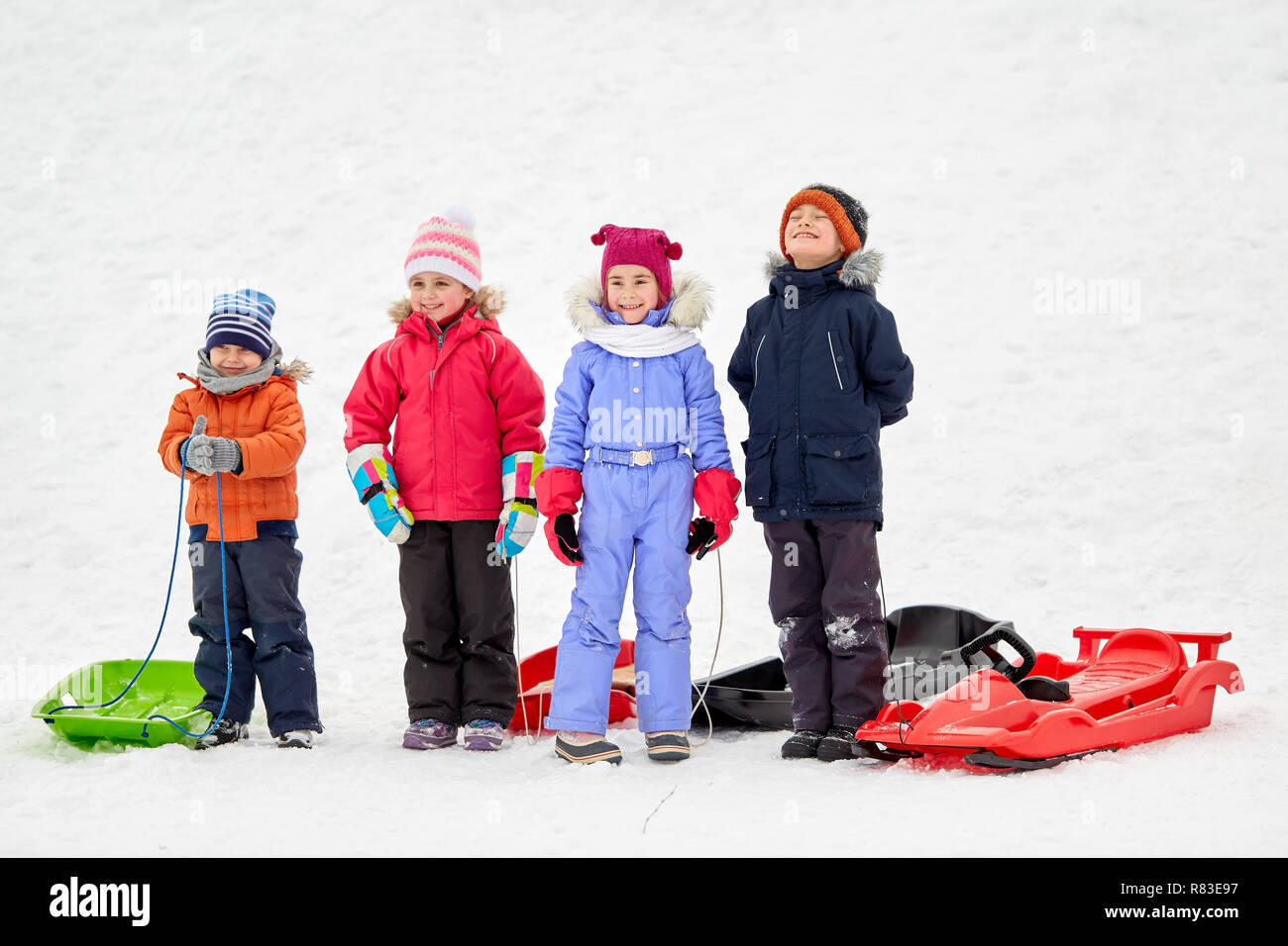 Gerne kleine Kinder mit Schlitten im Winter Stockfoto