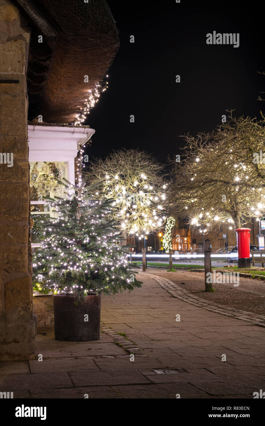 Weihnachtsbaum vor dem Wetter Geschenkladen in der Nacht in Broadway, Cotswolds, Worcestershire, England Stockfoto