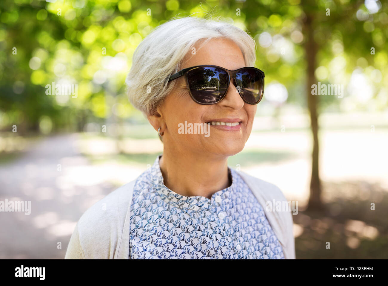 Portrait von gerne ältere Frau an Sommer Park Stockfoto