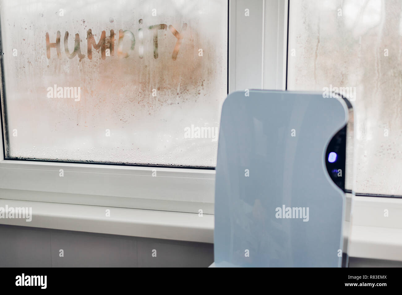Luftentfeuchter mit Touch Panel funktioniert durch nasse Fenster