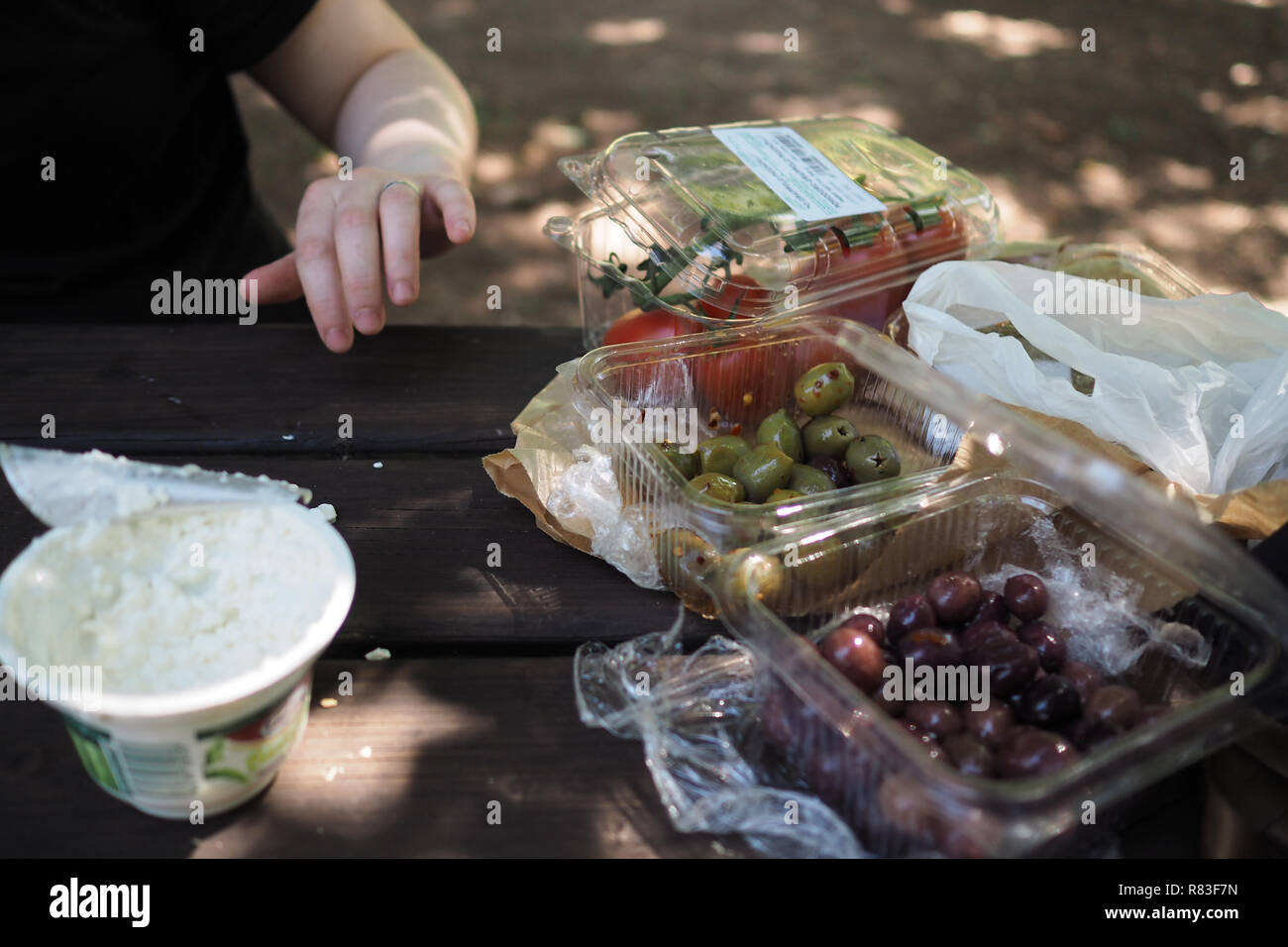 Picknick auf einem Holztisch Stockfoto