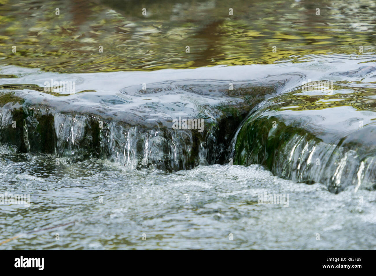 In der Nähe von einem schönen fließenden Fluss mit klaren frischen Wasser. Stockfoto