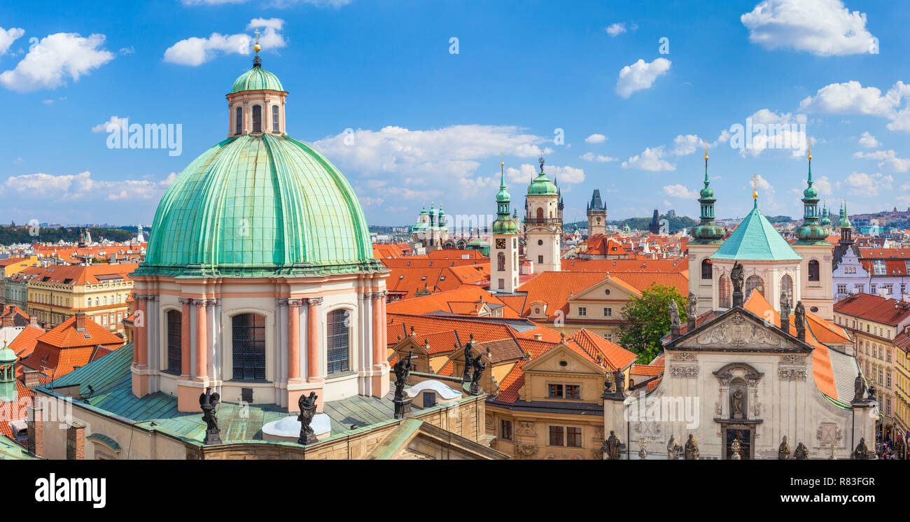 Die Prager Altstadt Staré Město St. Franziskus von Assissi Kirche Türme auf dem Dach und die Türme der Kirchen und alten barocken Gebäude in Prag in der Tschechischen Republik Stockfoto