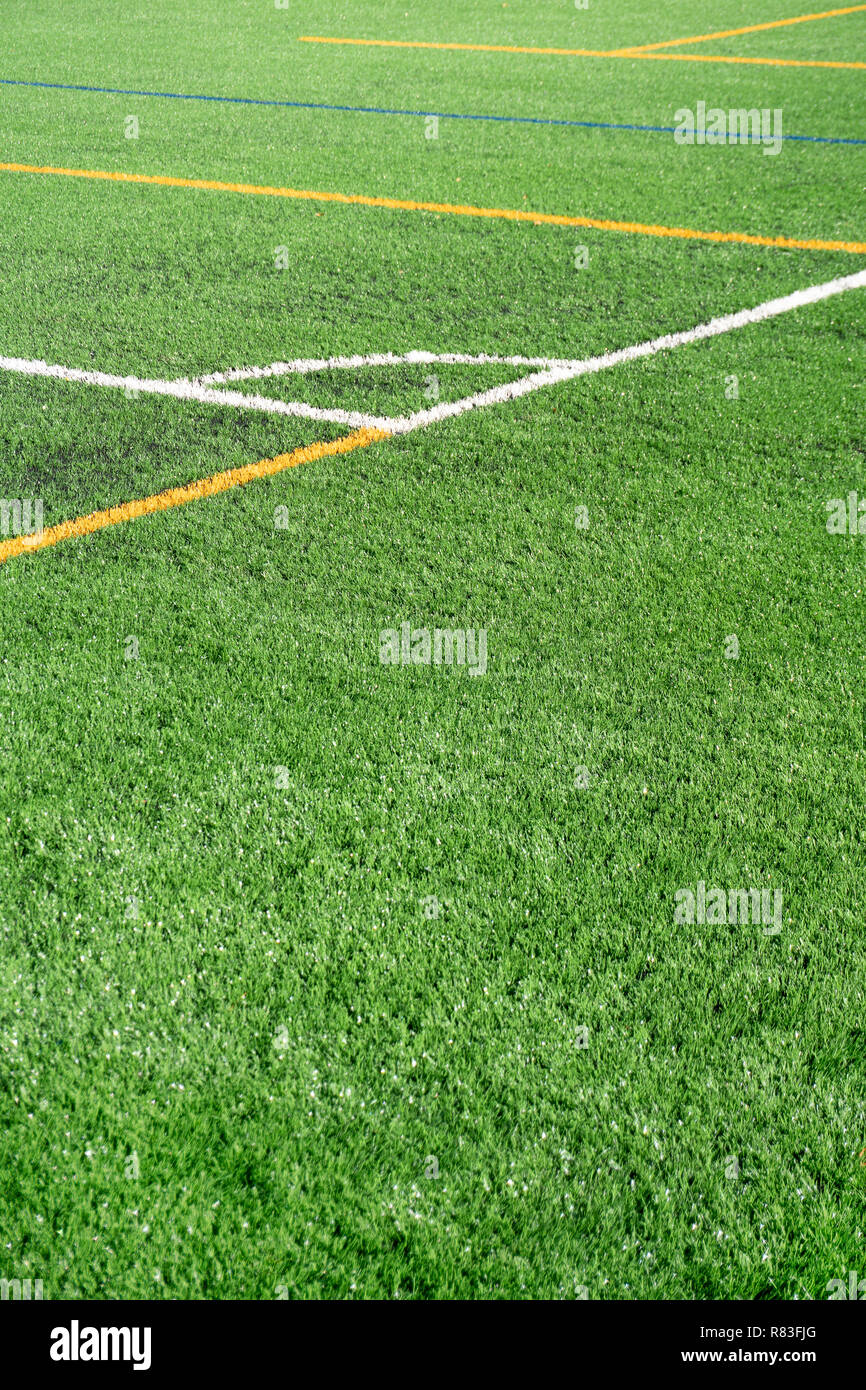 Fußball-Feld mit einem neuen Kunstrasenplatz, weiße Ecke Kennzeichnung. Close Up. Fußball-Hintergrund. Platz kopieren Stockfoto