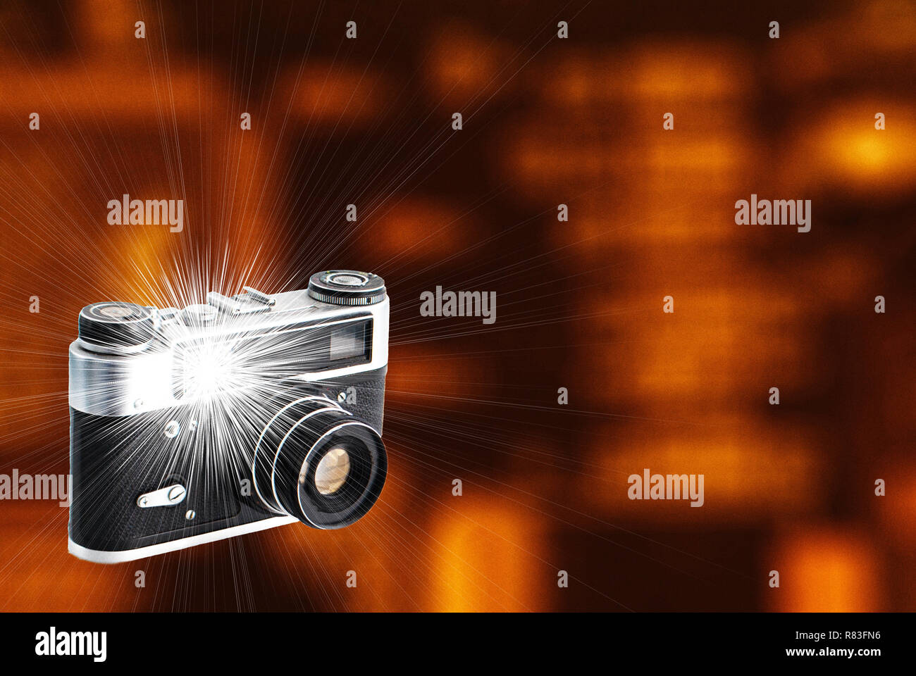 Retro eingebaute Kamera mit Blitz auf einem unscharfen Hintergrund Stockfoto