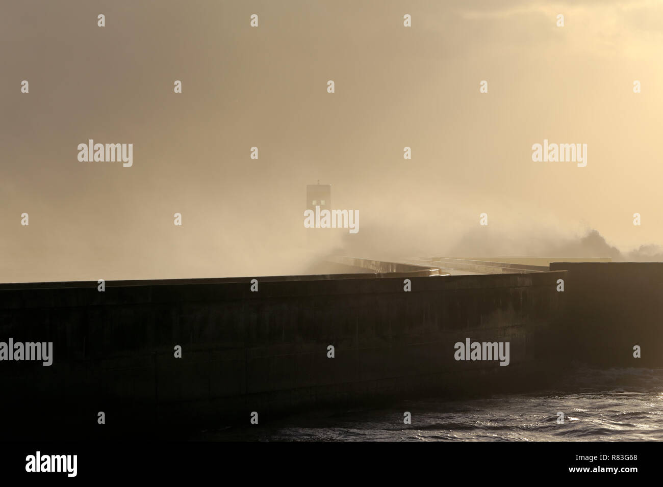 Sonnenuntergang diffuses Licht durch Meer Feuchtigkeit. Niedrige edition Foto. Stockfoto