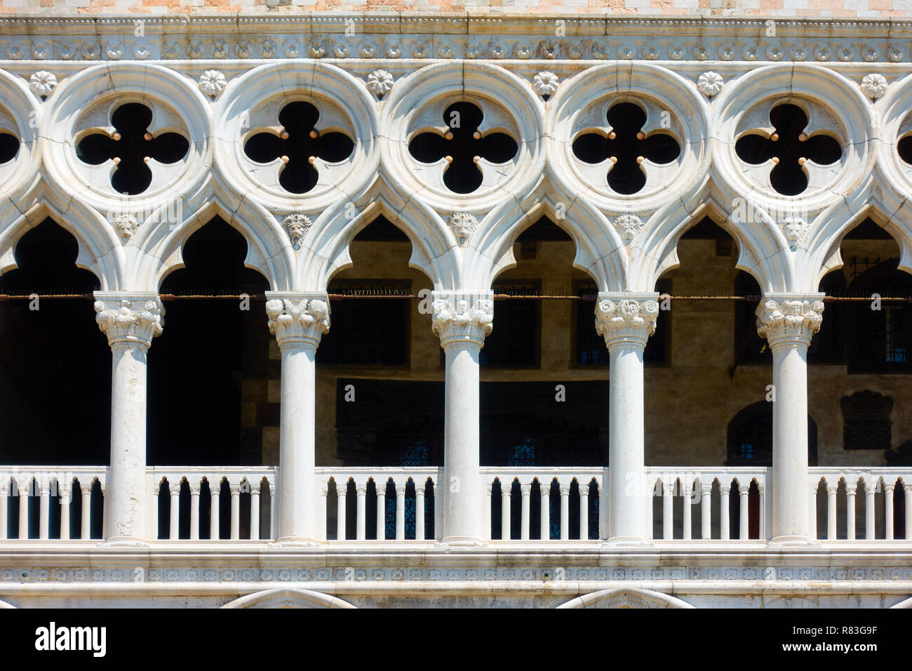 Balkon mit Spalten der Dogenpalast (Palazzo Ducale) in Venedig, Italien Stockfoto