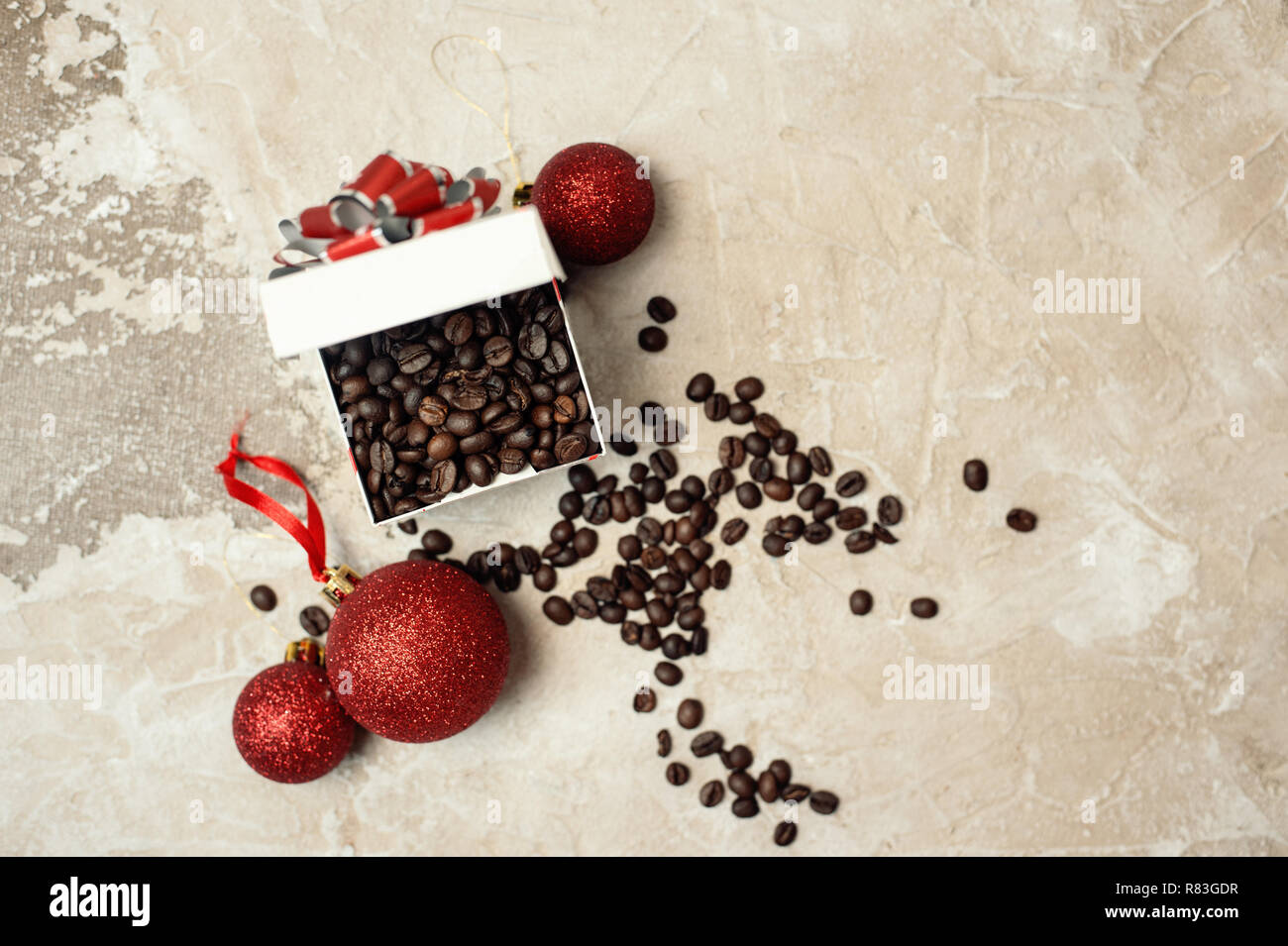 Weihnachten Geschenk Kiste voller geröstete Kaffeebohnen Draufsicht Stockfoto