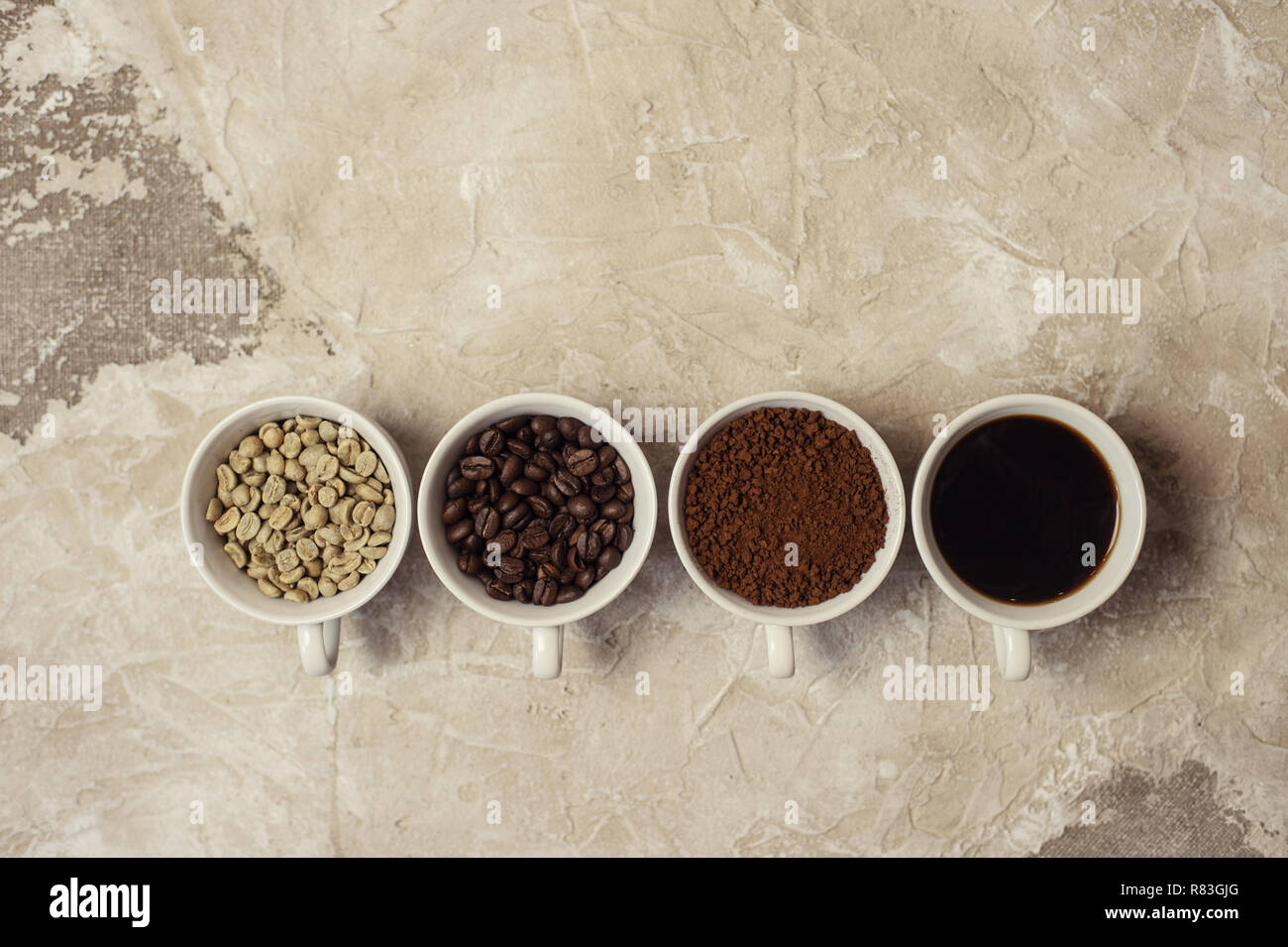 Vier Arten von ungerösteten Kaffee, Bohne, Boden und einer in Schale Stockfoto