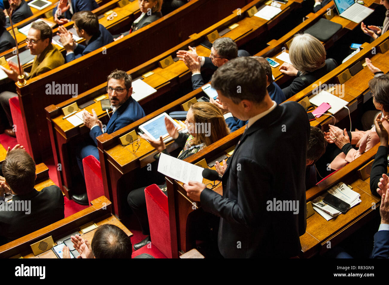 Bruno Studer gesehen, einer Hommage an die Opfer der Bombardierung Starsbourg in der Sitzung Fragen an die Regierung in der Nationalversammlung. Stockfoto